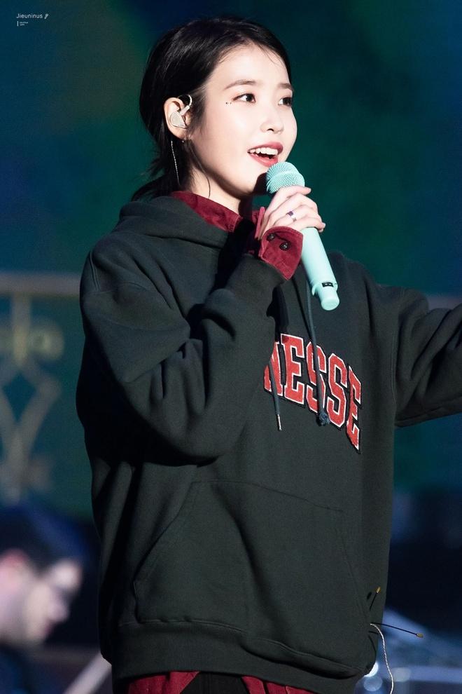 IU bị phát hiện ngoài đời hay lên sân khấu đều đeo nhẫn đôi?-3