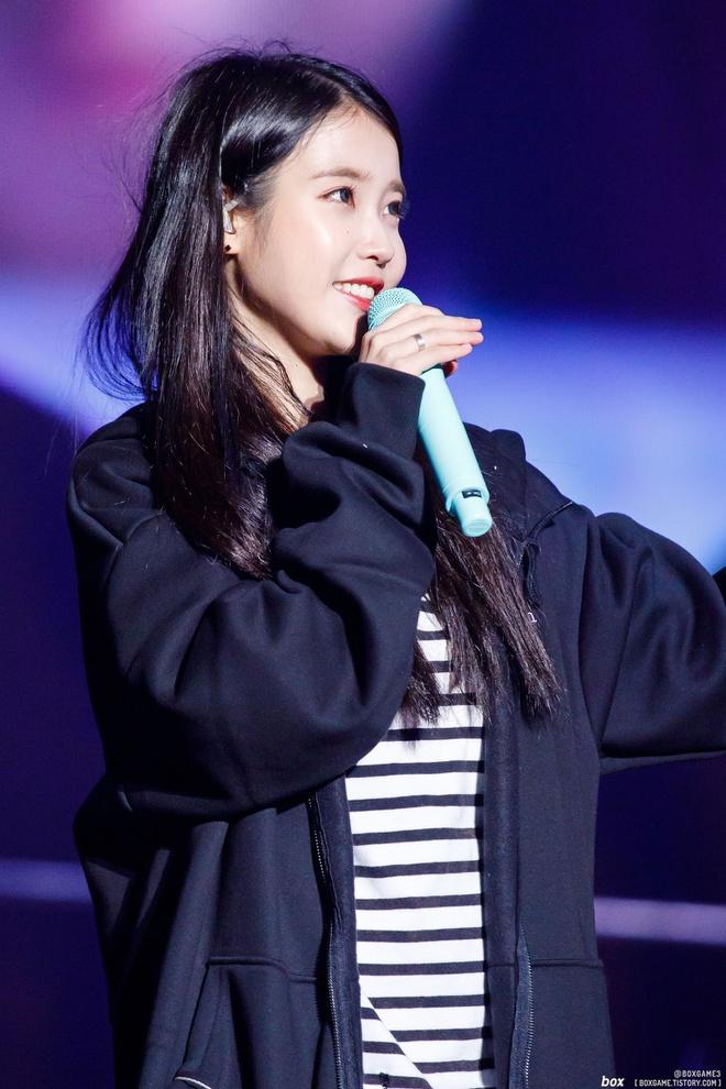 IU bị phát hiện ngoài đời hay lên sân khấu đều đeo nhẫn đôi?-4