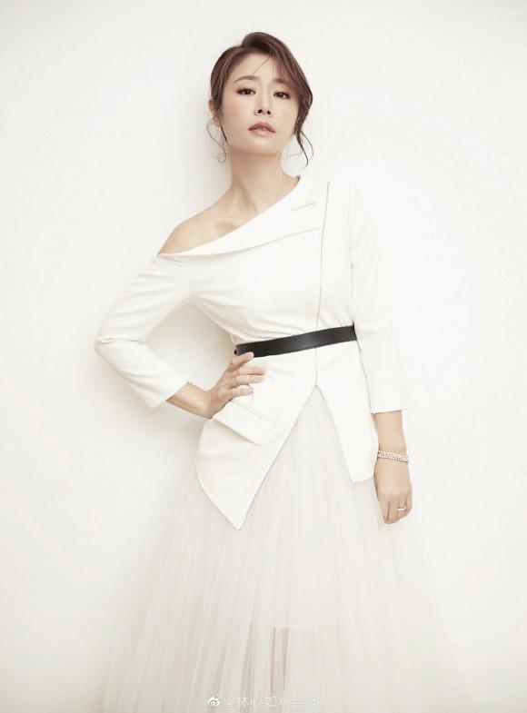 Tất bật làm sinh nhật cho Hoắc Kiến Hoa và con gái, Lâm Tâm Như vẫn kịp tút lại nhan sắc xinh tươi đón Tết-1