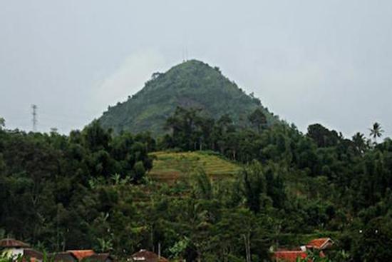 Phong tục kỳ dị ở Indonesia: Quan hệ với người lạ để trở nên may mắn và giàu có