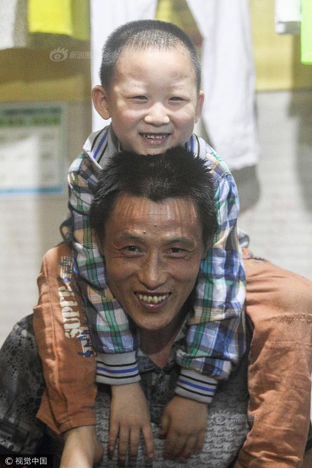 Cuộc sống hai bố con làm nghề bốc vác nổi tiếng trên mạng nhờ một tấm hình, sau 10 năm bây giờ ra sao?-3