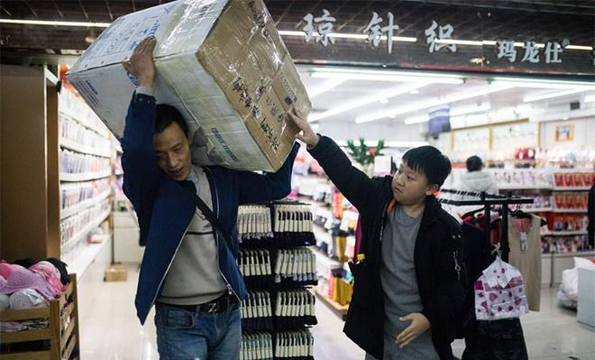 Cuộc sống hai bố con làm nghề bốc vác nổi tiếng trên mạng nhờ một tấm hình, sau 10 năm bây giờ ra sao?-5