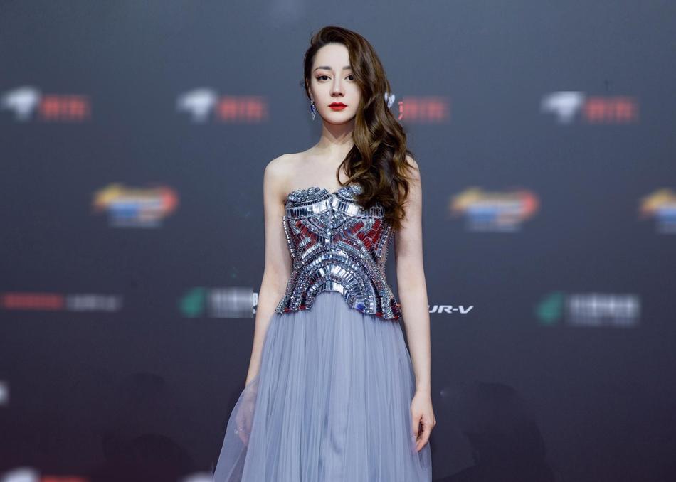 Nhan sắc đỉnh cao nhưng Địch Lệ Nhiệt Ba vẫn mất điểm vì vùng nách nhăn nheo, xỉn màu-4