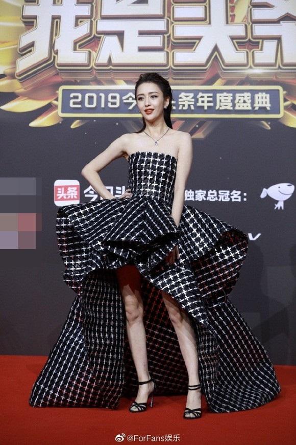 Nhan sắc đỉnh cao nhưng Địch Lệ Nhiệt Ba vẫn mất điểm vì vùng nách nhăn nheo, xỉn màu-6