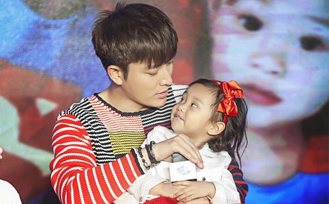 Từng bị chê xấu xí khác hẳn bố mẹ, con gái Lý Tiểu Lộ gây sốt khi lớn lên lại xinh ngỡ ngàng-3