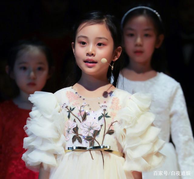 Từng bị chê xấu xí khác hẳn bố mẹ, con gái Lý Tiểu Lộ gây sốt khi lớn lên lại xinh ngỡ ngàng-7