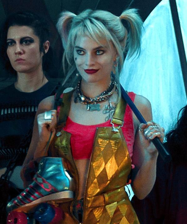 Đây dường như là vai diễn được “đo ni đóng giày” dành cho người đẹp Margot Robbie. Một Harley Quinn với mái tóc nhuộm xanh đỏ, trang điểm nhòe nhoẹt vung vẩy cây gậy bóng chày trong phim điện ảnh Suicide Squad (2016) hoàn toàn ghi điểm với khán giả, đồng thời đánh dấu cột mốc quan trong sự nghiệp của nữ diễn viên nước Úc.