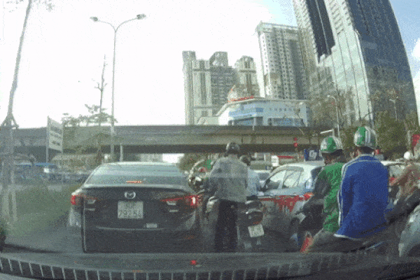 Clip: Đang chở khách, vừa đưa tay vuốt mặt chờ đèn đỏ, tài xế Grab bỗng dưng ngã gục-1