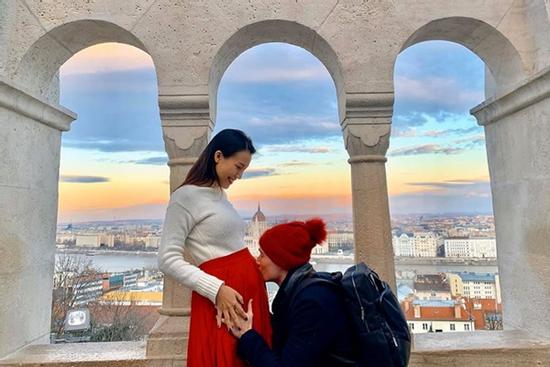 MC Hoàng Oanh xác nhận mang thai sau 1 tháng kết hôn: 'Mong con thật khỏe mạnh'