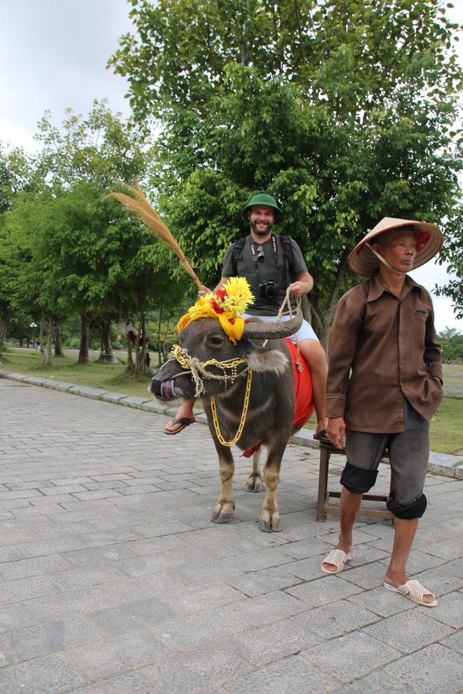 Cuộc gặp gỡ kỳ diệu của nam du khách nước ngoài cùng người đàn ông chăn trâu ở Ninh Bình sau 15 năm và câu chuyện thú vị phía sau-4