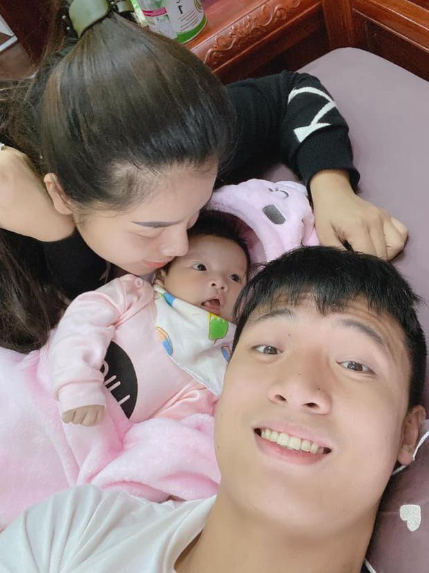 Clip trung vệ Bùi Tiến Dũng trò chuyện cực tình cảm khi con gái 2 tháng tuổi lặn lội đường xa lên thăm bố-1