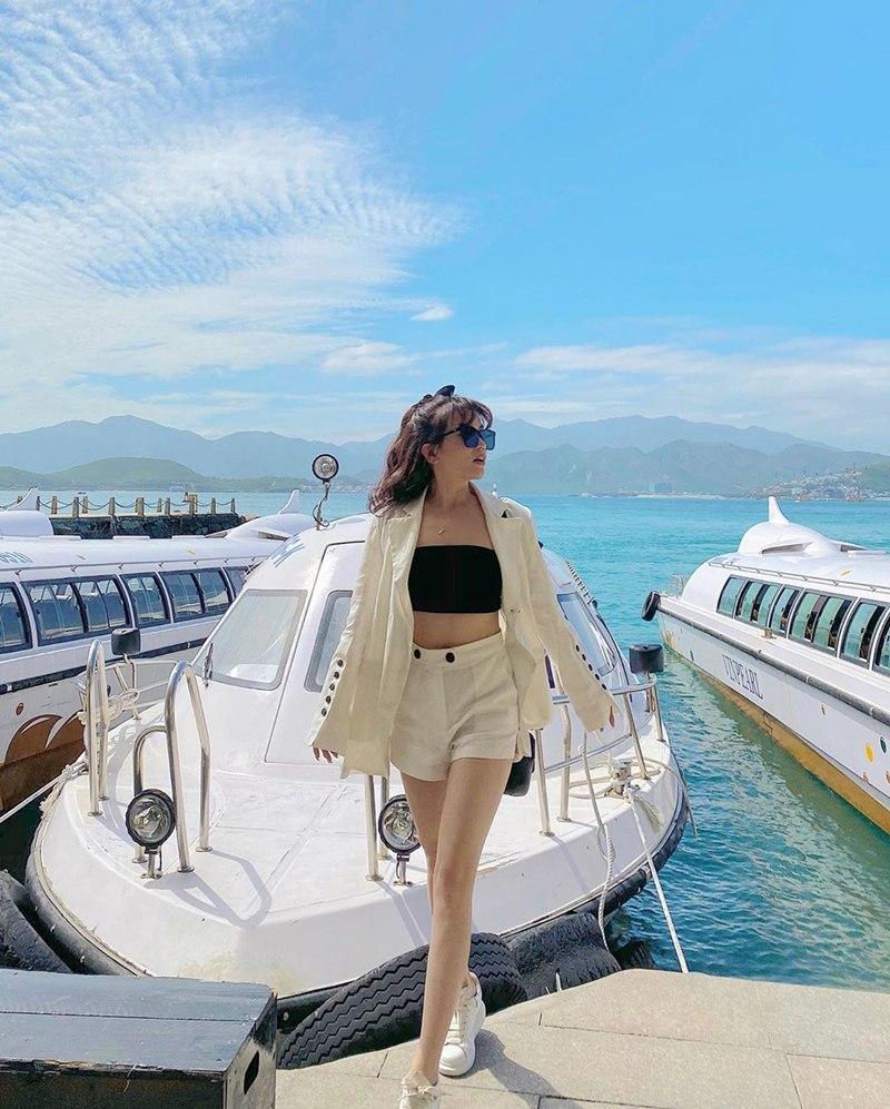 Tiểu Vy lộ vóc dáng gầy gò - Diệu Nhi lên đồ phá cách với outfit họa tiết hoạt hình-6