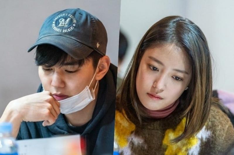 Yoo Seung Ho và Lee Se Young trong buổi đọc kịch bản bộ phim truyền hình mới “Memorist” của đài tvN. Phim là câu chuyện là kinh dị bí ẩn về một cảnh sát có sức mạnh đặc biệt và một kẻ lừa đảo thiên tài. Đây là lần thứ hai bộ đôi Yoo Seung Ho và Lee Se Young hợp tác sau bộ phim 