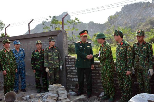 Lãnh đạo Tổng cục Chính trị thăm các đơn vị thi công tường rào bảo vệ sân bay Miếu Môn-1