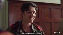 Sex Education bị chỉ trích vì so sánh tinh trùng với kim chi