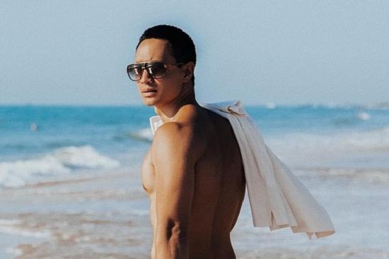 Chỉ một khoảnh khắc cởi áo khoe body, Kim Lý khiến fan 'xịt máu' vì ngỡ tài tử Hollywood đình đám