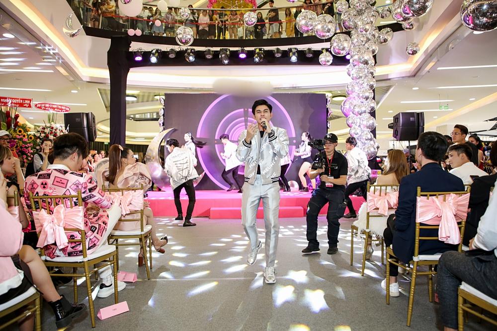 52 sắc thái lầy lội của Diệu Nhi khi cổ vũ Jun Phạm biểu diễn-1