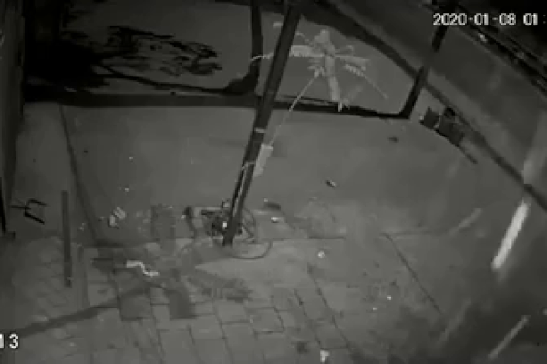 Clip: Nhà Hà Nội kín cổng cao tường vẫn bị phá khóa, chủ nhà đuổi trộm ngã sấp mặt kiên quyết giành lại chiếc SH