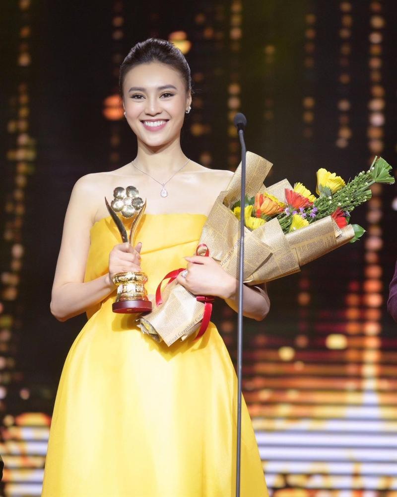 Cùng nhận giải Mai Vàng mà Ninh Dương Lan Ngọc 2010 mặc áo fan tặng, 2020 đã diện trang sức bạc tỷ-1