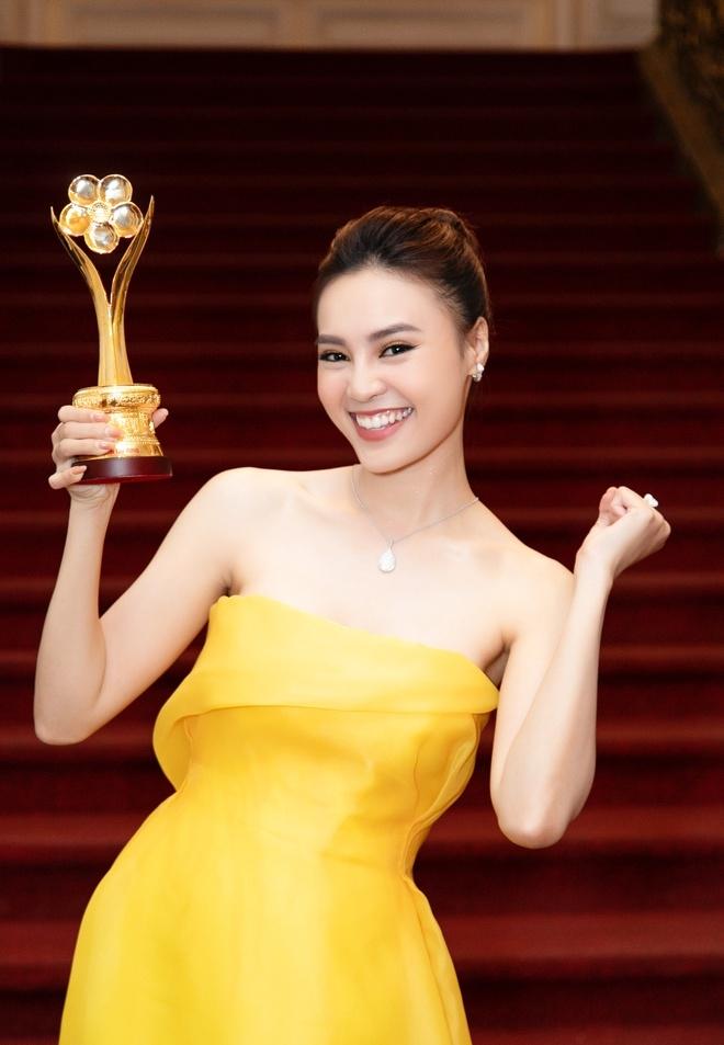 Cùng nhận giải Mai Vàng mà Ninh Dương Lan Ngọc 2010 mặc áo fan tặng, 2020 đã diện trang sức bạc tỷ-4