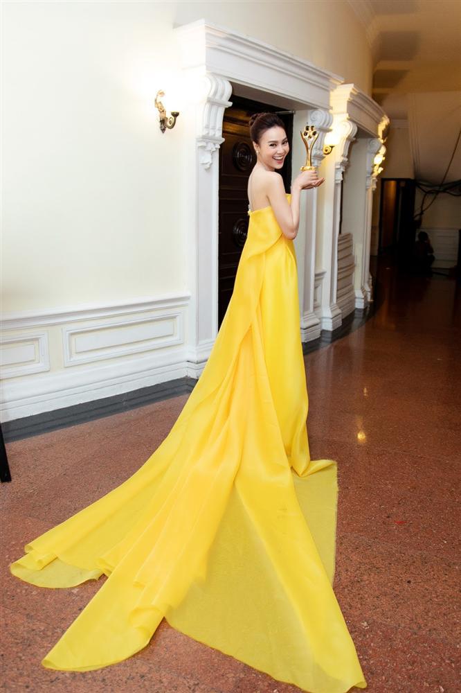 Cùng nhận giải Mai Vàng mà Ninh Dương Lan Ngọc 2010 mặc áo fan tặng, 2020 đã diện trang sức bạc tỷ-3
