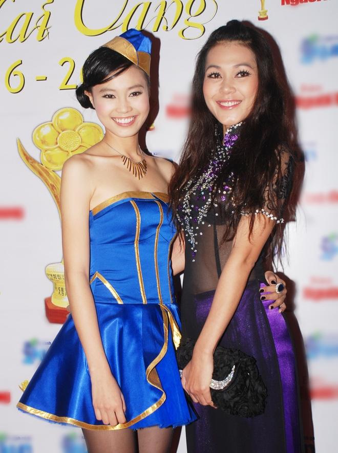 Cùng nhận giải Mai Vàng mà Ninh Dương Lan Ngọc 2010 mặc áo fan tặng, 2020 đã diện trang sức bạc tỷ-5