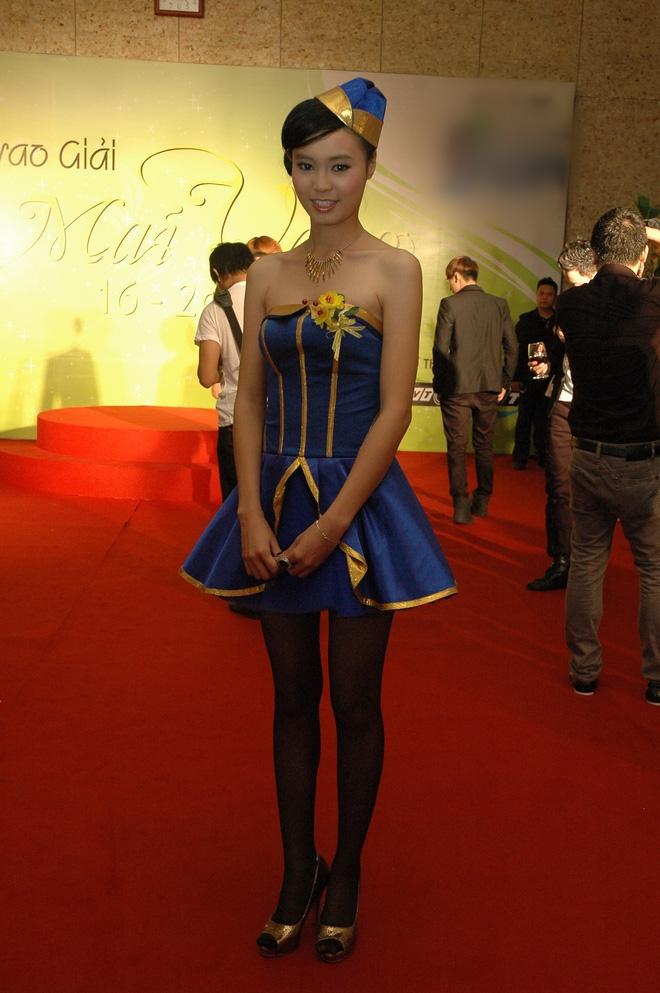 Cùng nhận giải Mai Vàng mà Ninh Dương Lan Ngọc 2010 mặc áo fan tặng, 2020 đã diện trang sức bạc tỷ-6