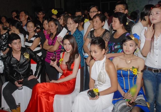 Cùng nhận giải Mai Vàng mà Ninh Dương Lan Ngọc 2010 mặc áo fan tặng, 2020 đã diện trang sức bạc tỷ-7