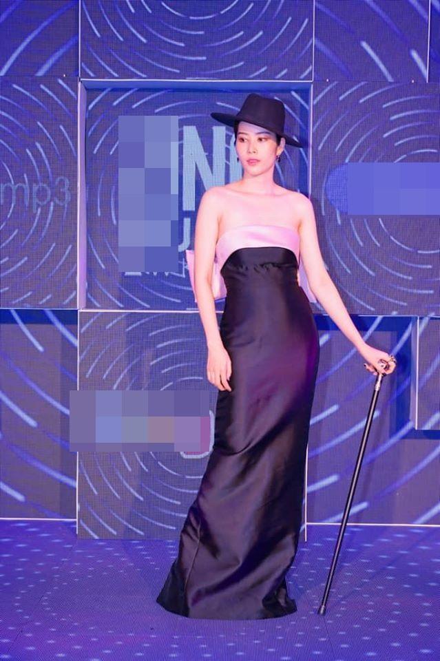 Phong cách thảm đỏ của Nam Em bị ví như Chú hề Sác-lô-2