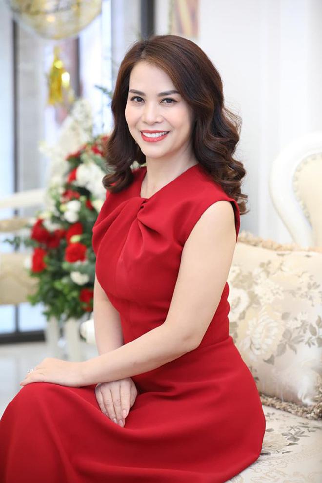 Vẻ gợi cảm của á hậu âm thầm hẹn hò với danh hài Chí Trung suốt 2 năm qua-5