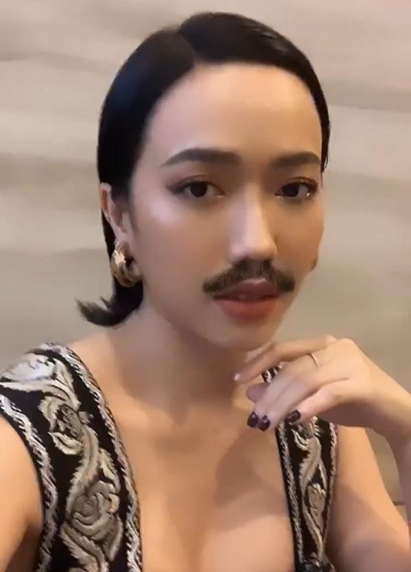 Mở đầu tin sao Việt là hình ảnh Diệu Nhi dán râu ria hầm hố. Tuy nhiên, gương mặt của cô nàng lại quá nữ tính, tạo nên một cục diện gây cười.