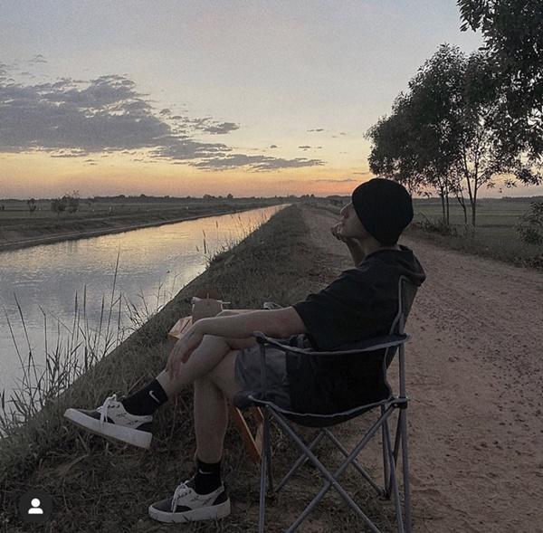 Sơn Tùng M-TP gây bất ngờ khi đăng ảnh ngồi giữa không gian đồng quê giản dị.