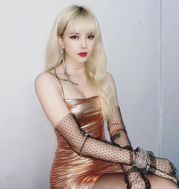 Thiều Bảo Trâm hỏi fans: "Đủ dịu dàng như một bông hoa thắm tươi chuẩn bị đón mùa xuân về chưa?", khép lại tin sao Việt.