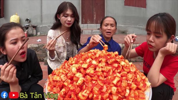 Bà Tân Vlog làm kim chi củ cải siêu ngon nhưng lại mời khách đến nhà ăn theo cách lạ-6