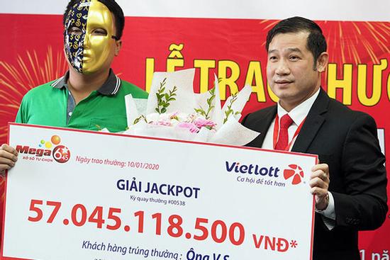 Giữ bí mật với cả gia đình khi trúng Vietlott 57 tỷ, tài xế Grabbike vẫn tiếp tục chạy xe ôm ngày đêm