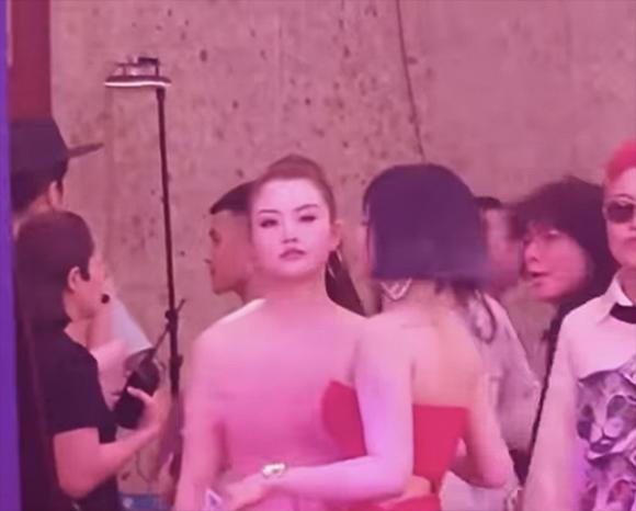 Cà khịa Nam Em ngay trên thảm đỏ đông người, ca sĩ Bảo Trân mắng hoa khôi thứ cặn bã phá hoại gia đình-1