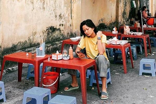 Thắng giải Mỹ nhân của năm, HHen Niê tự nhủ soi gương 9 lần, không còn dám xuề xòa khi ra đường-11