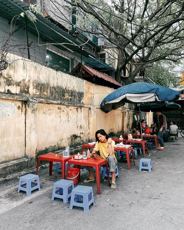 Mới đây, H'Hen Niê chia sẻ hình ảnh ăn uống lề đường trên trang cá nhân. Top 5 Hoa hậu Hoàn vũ 2018 tranh thủ ăn uống trước giờ ghi hình tại Hà Nội. Nếu nhìn thoáng qua, không ai nghĩ H'Hen Niê là hoa hậu với hình ảnh giản dị đến khó tin. Cô không trang điểm, mặc áo phông và đi dép lê.