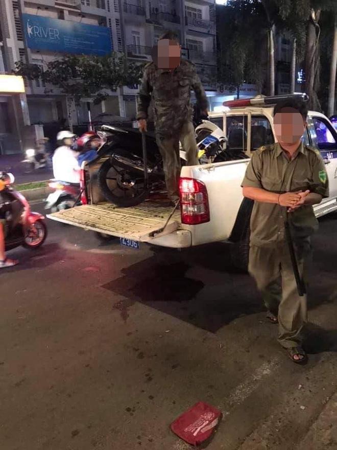 Clip: Giật điện thoại của người nước ngoài, thanh niên bị công an tạm giữ, cả nhà lao đến giằng co còn dọa gọi giang hồ tới xử-2