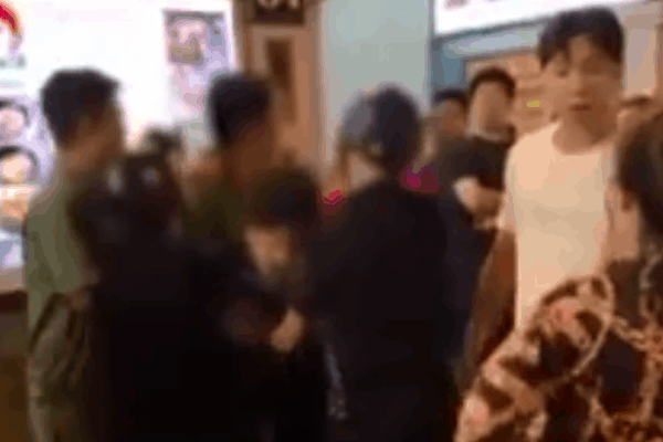 Clip: Thấy ô tô đỗ chắn trước cửa hàng, chủ tiệm ra tay trừng trị nhưng lại làm người xem nóng mắt-3