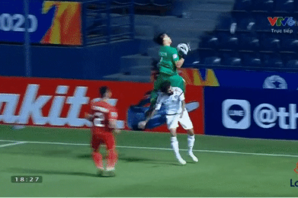 Fans Việt phát sốt với màn cản bóng bằng chân xuất thần của thủ môn Bùi Tiến Dũng-4