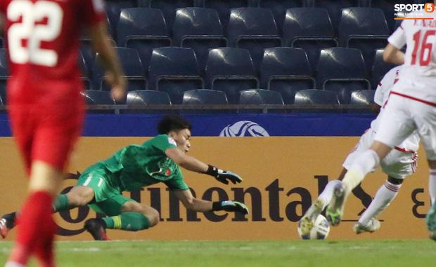 Được trao suất bắt chính, thủ môn Bùi Tiến Dũng liên tục có những màn cứu thua nghẹt thở-2