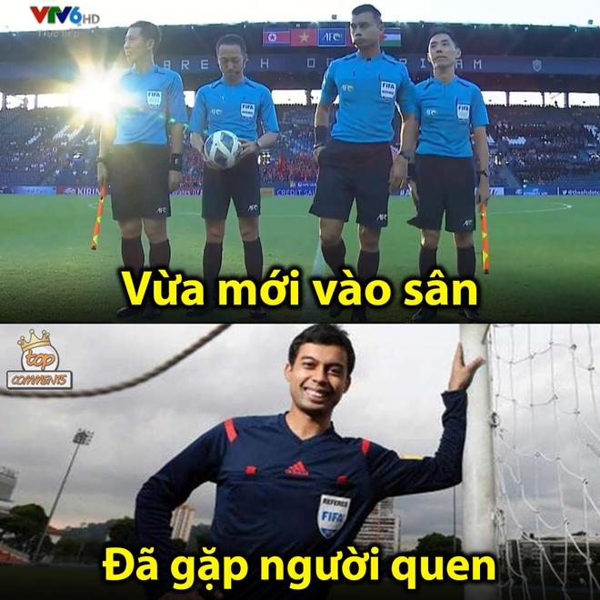 Ảnh chế thủ môn Bùi Tiến Dũng lăn xả trong trận hòa U23 UAE-2