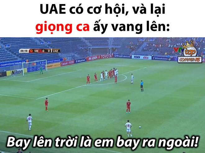 Ảnh chế thủ môn Bùi Tiến Dũng lăn xả trong trận hòa U23 UAE-4