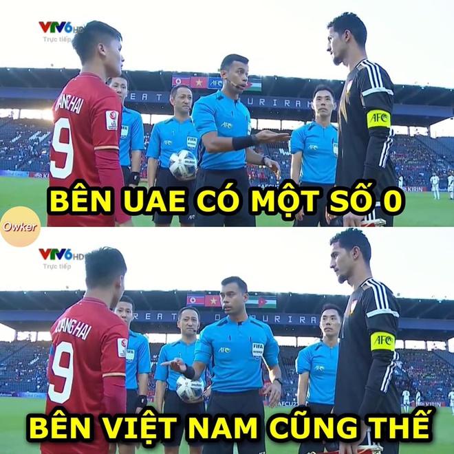 Ảnh chế thủ môn Bùi Tiến Dũng lăn xả trong trận hòa U23 UAE-5