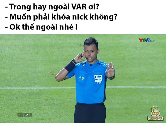 Ảnh chế thủ môn Bùi Tiến Dũng lăn xả trong trận hòa U23 UAE-6