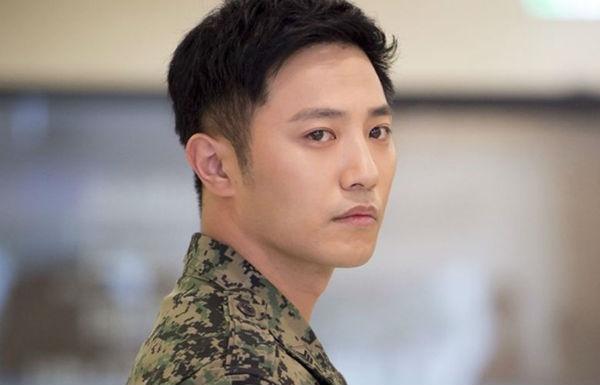 Hình tượng chung thủy, si tình của chàng hạ sĩ Seo Dae Young do Jin Goo thủ vai với bác sĩ quân y Yoon Myung Joo cũng gây ấn tượng không kém.