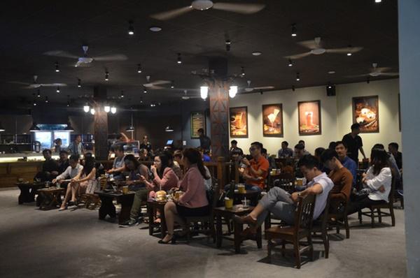 Quán cafe AHA trên phố Đồng Bông (quận Cầu Giấy) cũng khá đông.