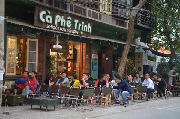 Trong khi các quán nhậu vắng tanh thì quán cafe nằm trong con ngõ phố Khúc Thừa Dụ lại khá đông người đến ngồi uống nước theo dõi trận bóng.