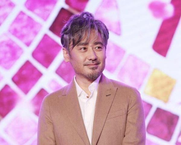 Nam diễn viên thực lực Ngô Tú Ba gây shock khi bị vạch trần từng "bao nuôi" tới 2-3 cô bồ nhí trong khi đã có gia đình. Những người đẹp liên quan tới bê bối Ngô Tú Ba gồm có: Trần Dục Lâm, Trương Chi Khê và một vài ngôi sao trẻ khác. Anh thậm chí còn gài bẫy Trần Dục Lâm khiến cô vướng vào vòng lao lý. Bộ mặt thật của tài tử họ Ngô làm ai ai cũng sửng sốt.